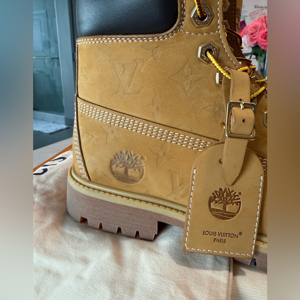 Louis Vuitton - Picture 3 of 12
